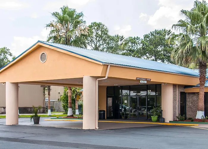 Quality Inn Hinesville - Fort Stewart Area, Kitchenette Rooms - Pool - Guest Laundry