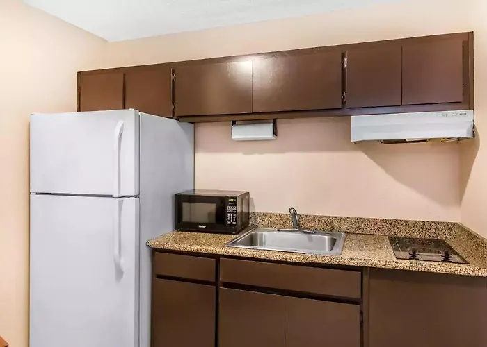 Quality Inn Hinesville - Fort Stewart Area, Kitchenette Rooms - Pool - Guest Laundry