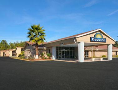 Quality - Stewart Area, Kitchenette - Pool - Guest Laundry Hotel Hinesville