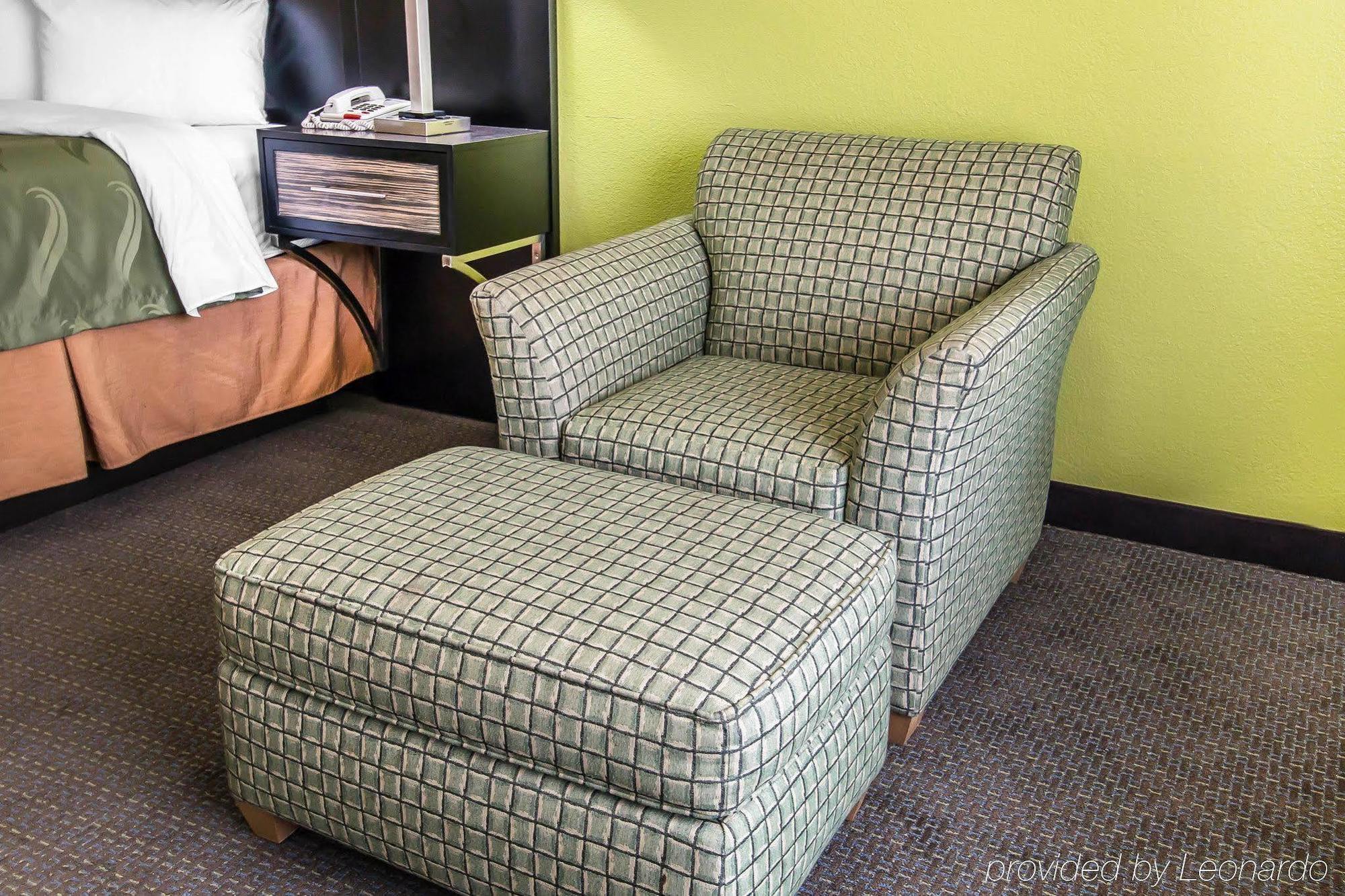 Hotel Quality - Stewart Area, Kitchenette - Pool - Guest Laundry